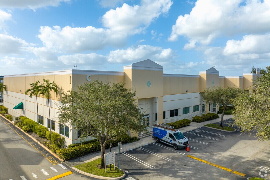 935 NW 31st Ave, Pompano Beach, FL à louer - Photo de l’immeuble – Image 2 sur 26