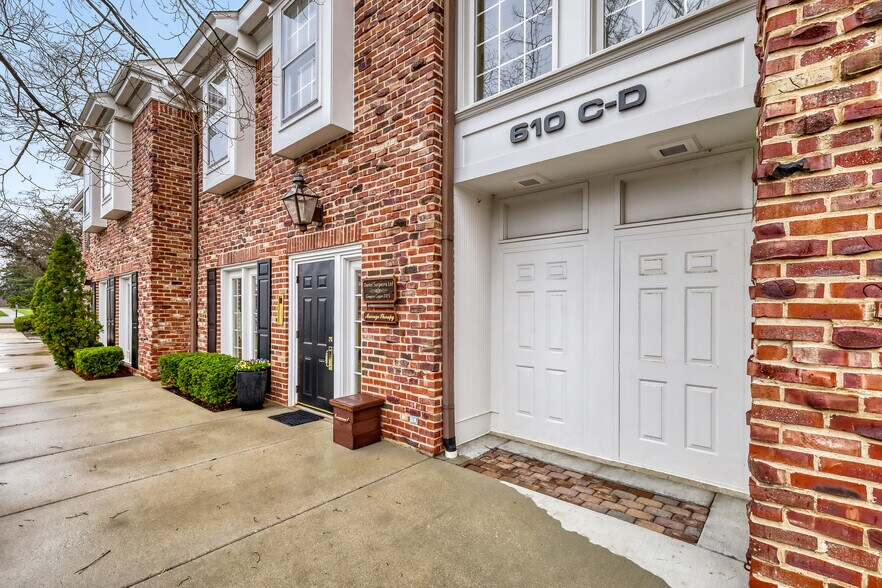 610 W Roosevelt Rd, Wheaton, IL à louer - Photo de l’immeuble – Image 1 sur 6