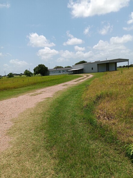 490 Adcock Ranch Rd, Victoria, TX à vendre - Photo de l’immeuble – Image 2 sur 4