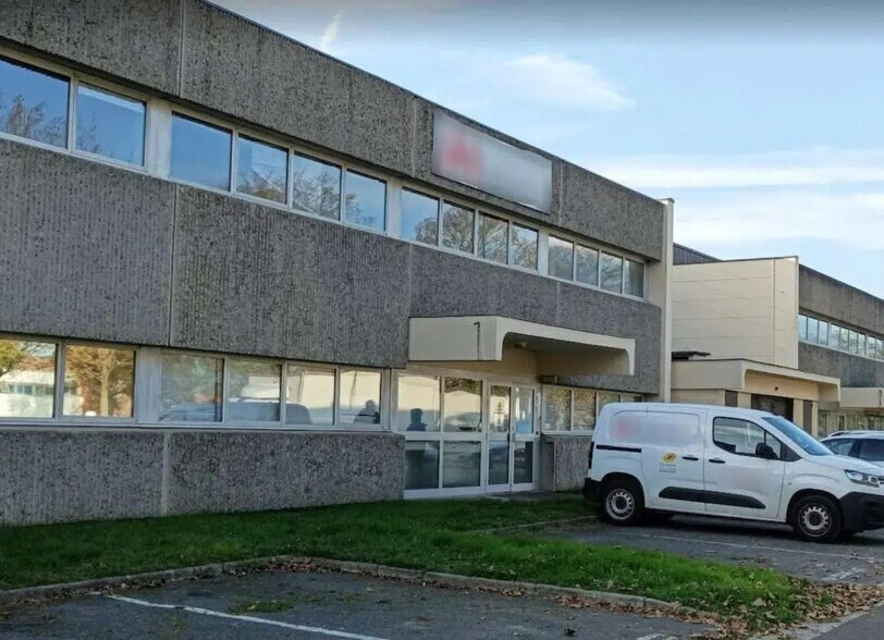 Local d’activités dans SAINT-OUEN-L'AUMONE à louer - Photo de l’immeuble – Image 2 sur 3