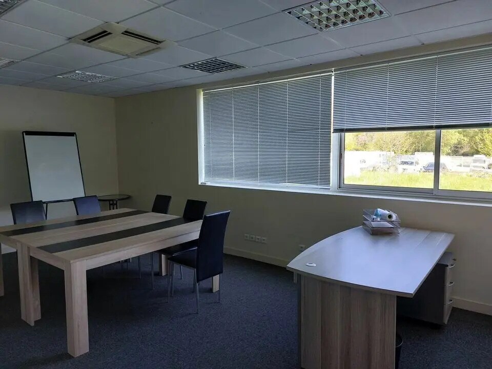 Local d’activités dans Beaucouzé à louer Photo de l’immeuble– Image 1 sur 5