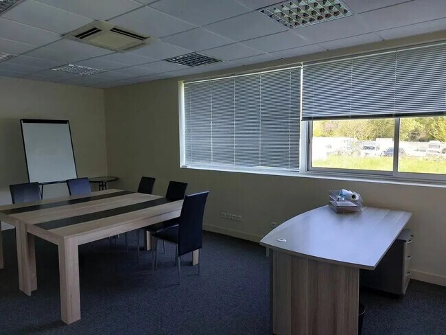 Plus de détails pour Local d'activités à louer