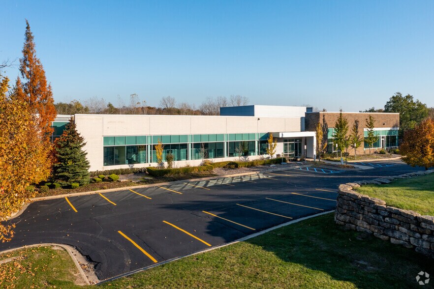 46097 Commerce Center Drive, Plymouth, MI à louer - Photo de l’immeuble – Image 3 sur 9