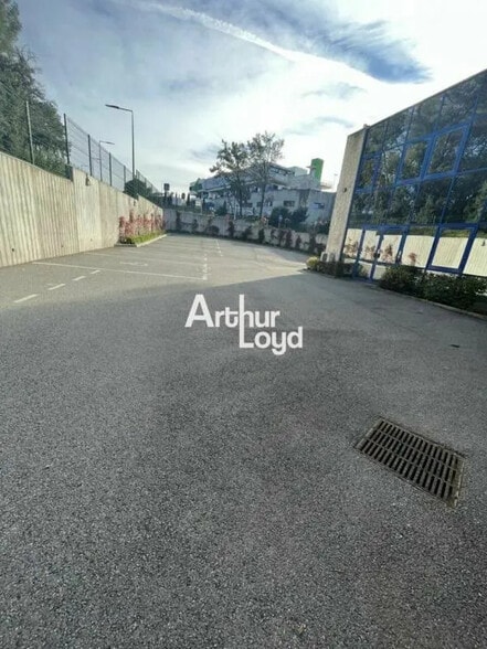 Local d’activités dans Antibes à louer - Photo de l’immeuble – Image 3 sur 4