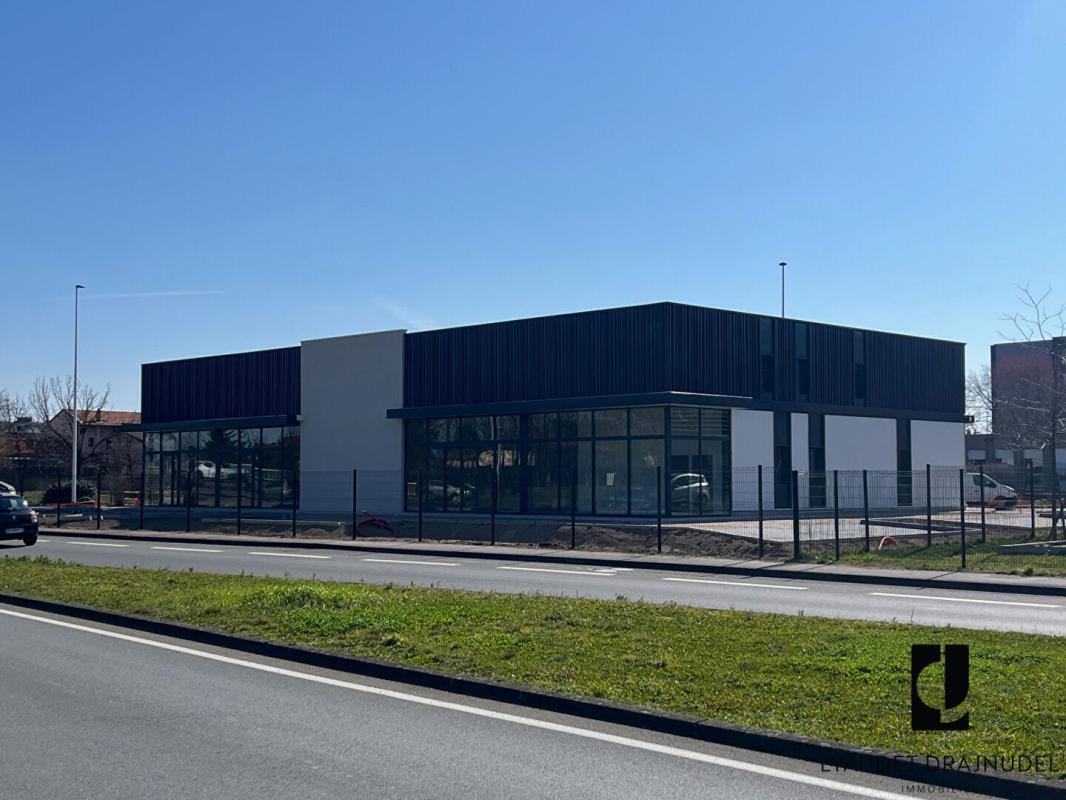Local commercial dans Roanne à louer Photo de l’immeuble– Image 1 sur 3