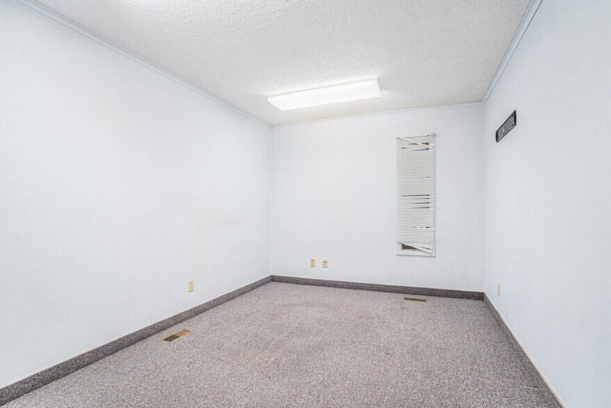 1707 Miller Rd, Kalamazoo, MI à vendre - Photo intérieure – Image 2 sur 30