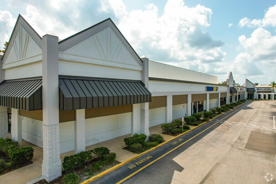 1903 Lumsden Rd, Brandon, FL à louer - Photo de l’immeuble – Image 2 sur 10