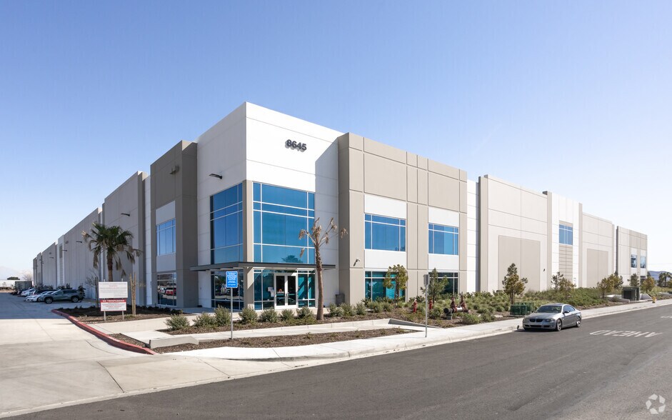 8645 Almond Ave, Fontana, CA à louer - Photo de l’immeuble – Image 1 sur 6