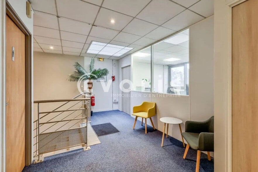 Local d’activités dans Saint-Thibault-des-Vignes à louer - Hall d’entrée – Image 3 sur 3