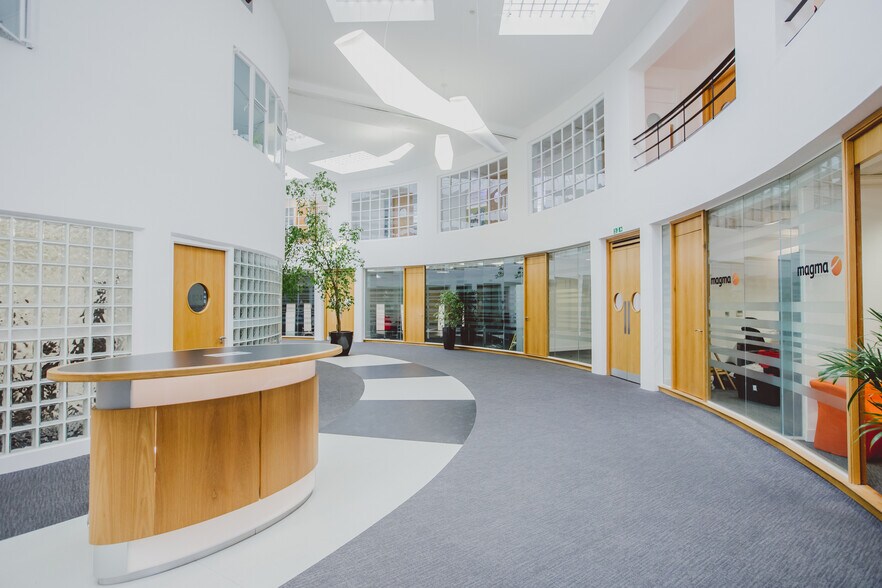 Beehive Ring Rd, Gatwick à louer - Hall d’entrée – Image 2 sur 11