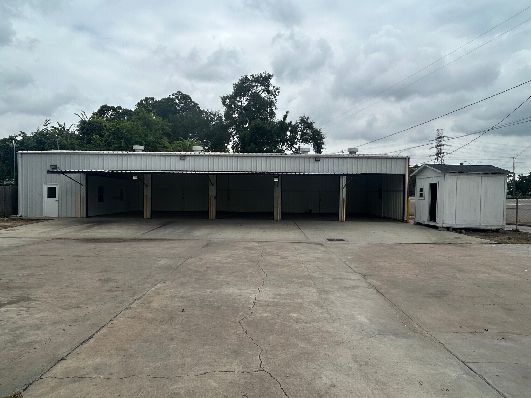 9001 W Hardy Rd, Houston, TX à louer Photo de l’immeuble– Image 1 sur 11