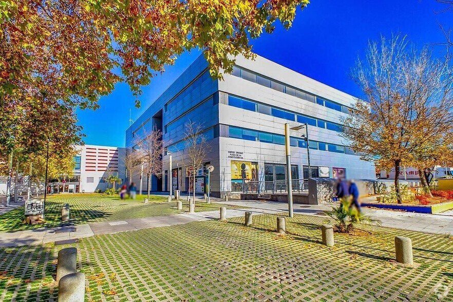 Local commercial dans Rivas-Vaciamadrid, Madrid à vendre - Photo de l’immeuble – Image 1 sur 5