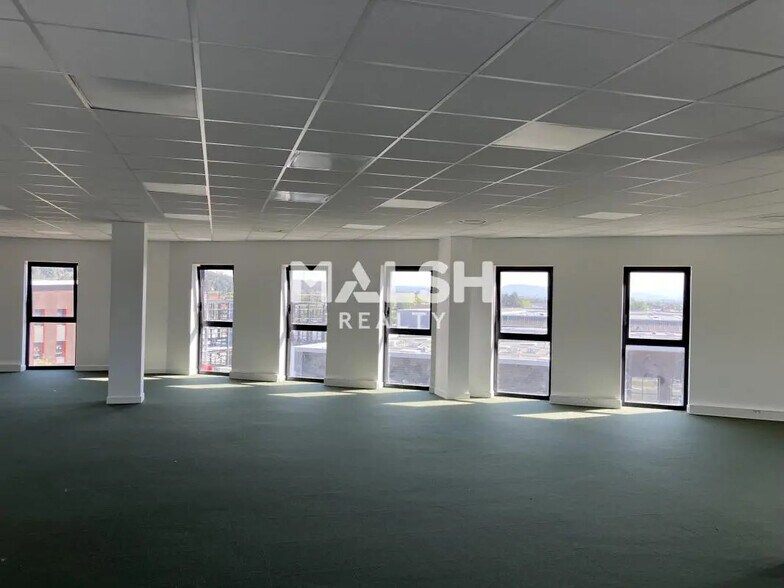 Bureau dans Montluel à vendre - Photo intérieure – Image 2 sur 17