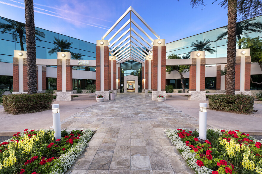 2141 E Broadway Rd, Tempe, AZ à louer - Photo de l’immeuble – Image 2 sur 11