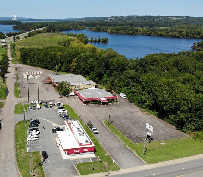 2807 N Arkanasas Ave, Russellville, AR à vendre - Photo principale – Image 1 sur 28