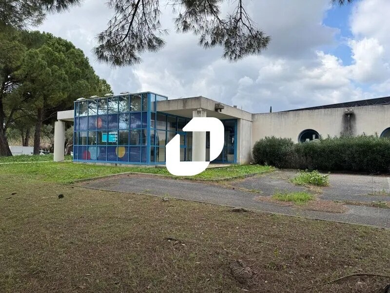 Local commercial dans Nîmes à louer Photo de l’immeuble– Image 1 sur 4