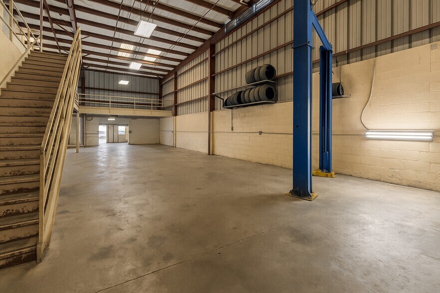 2559 Fowler St, Fort Myers, FL à louer - Photo de l’immeuble – Image 3 sur 25