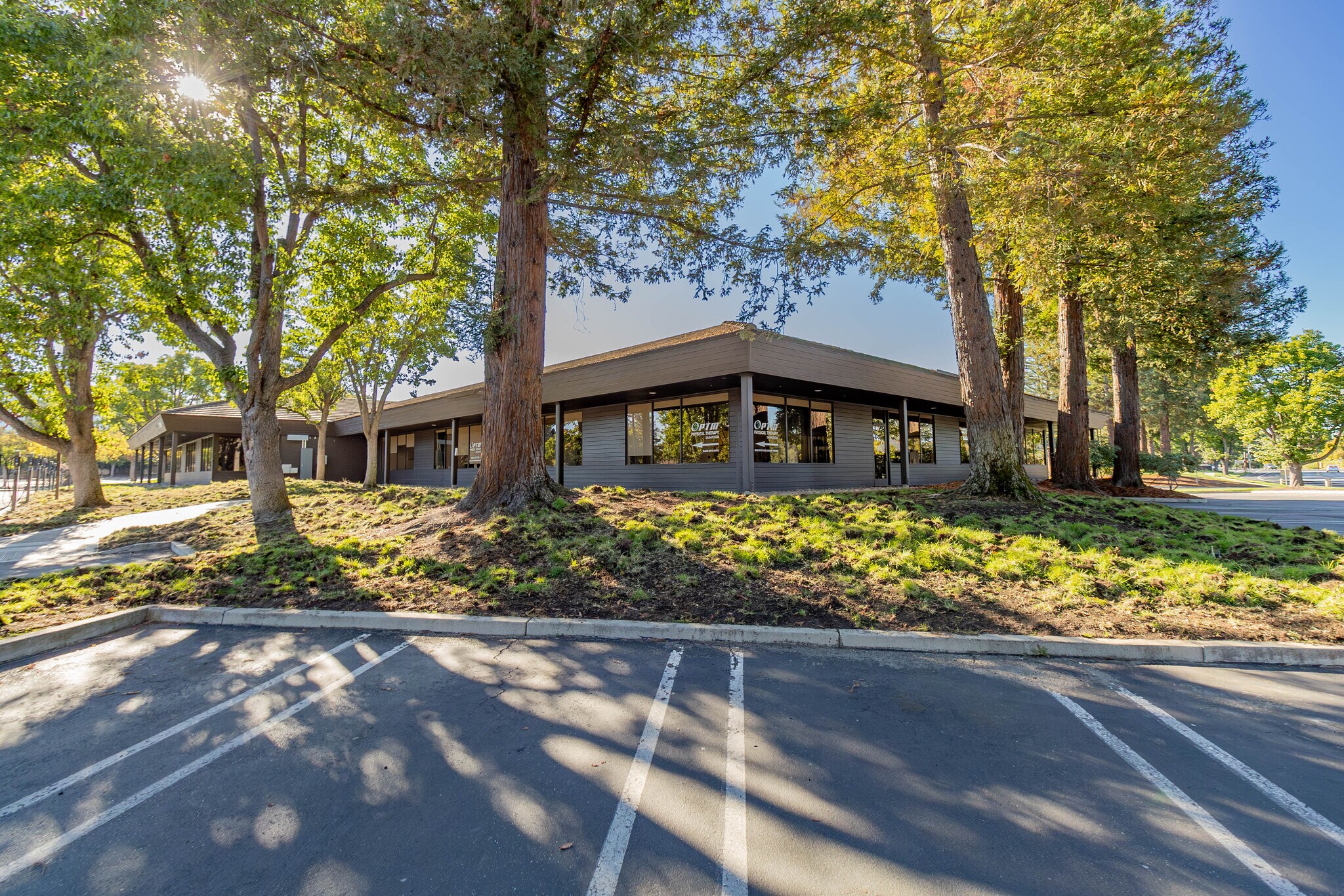 12900 Saratoga Ave, Saratoga, CA à louer Photo de l’immeuble– Image 1 sur 5