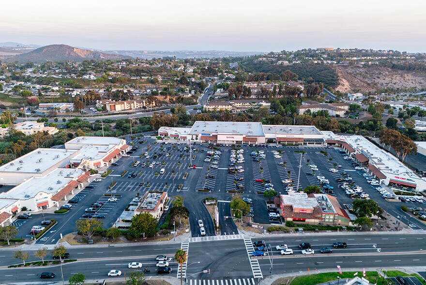 3807-3845 Plaza Dr, Oceanside, CA à louer - Photo de l’immeuble – Image 1 sur 11