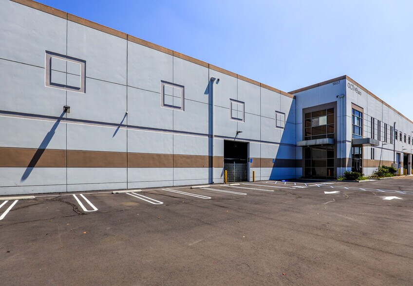1807 E 48th Pl, Los Angeles, CA à louer - Photo de l’immeuble – Image 2 sur 24