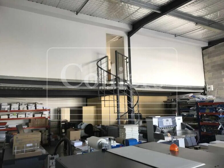 Bureau dans LA ROQUE-D'ANTHERON à louer - Photo intérieure – Image 2 sur 8