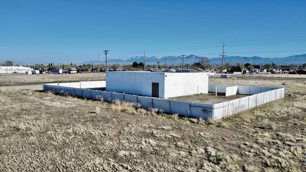 38821 30th St E, Palmdale, CA à vendre - Photo de l’immeuble – Image 2 sur 9