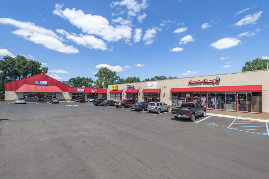 9219-9301 Wayne Rd, Romulus, MI à louer - Photo de l’immeuble – Image 1 sur 12