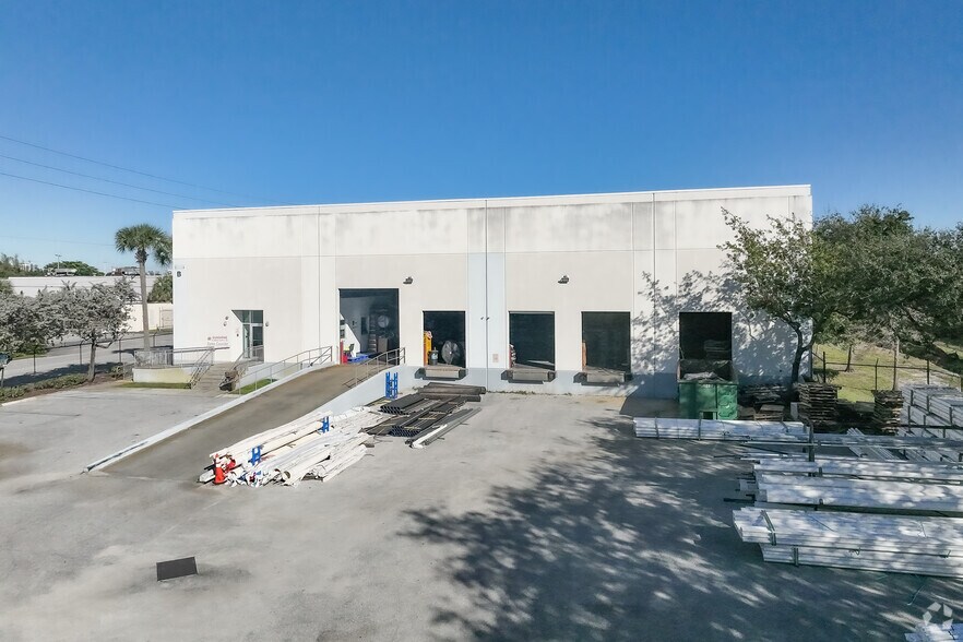 1301 W 13th St, Riviera Beach, FL à louer - Photo de l’immeuble – Image 3 sur 5