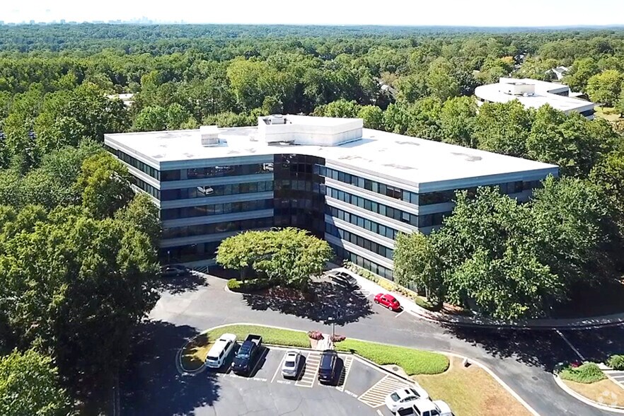 6100 Lake Forrest Dr NW, Atlanta, GA à louer - Photo de l’immeuble – Image 1 sur 15