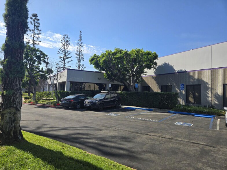 20600 Nordhoff St, Chatsworth, CA à louer - Photo de l’immeuble – Image 3 sur 7