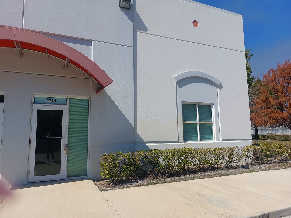 4300-4314 NW 120th Ave, Coral Springs, FL 33065 - Lot 4314 - - Photo intérieure - Image 1 of 3