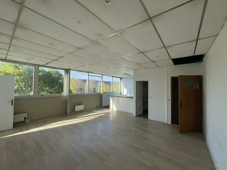 Industriel/Logistique dans Coignières à louer - Photo de l’immeuble – Image 2 sur 4