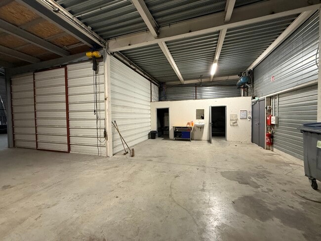 Plus de détails pour 12 Rue De La Treate, Saint-Ouen-l'Aumône - Industriel/Logistique à vendre