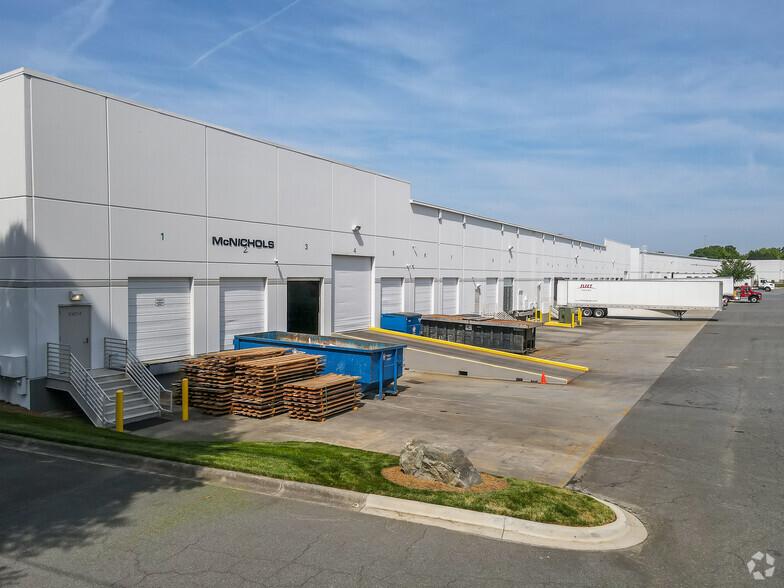 2307 Distribution Center Dr, Charlotte, NC à louer - Photo de l’immeuble – Image 2 sur 5