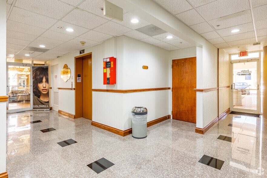 3488 East Lake Rd, Palm Harbor, FL à louer - Hall d’entrée – Image 3 sur 6