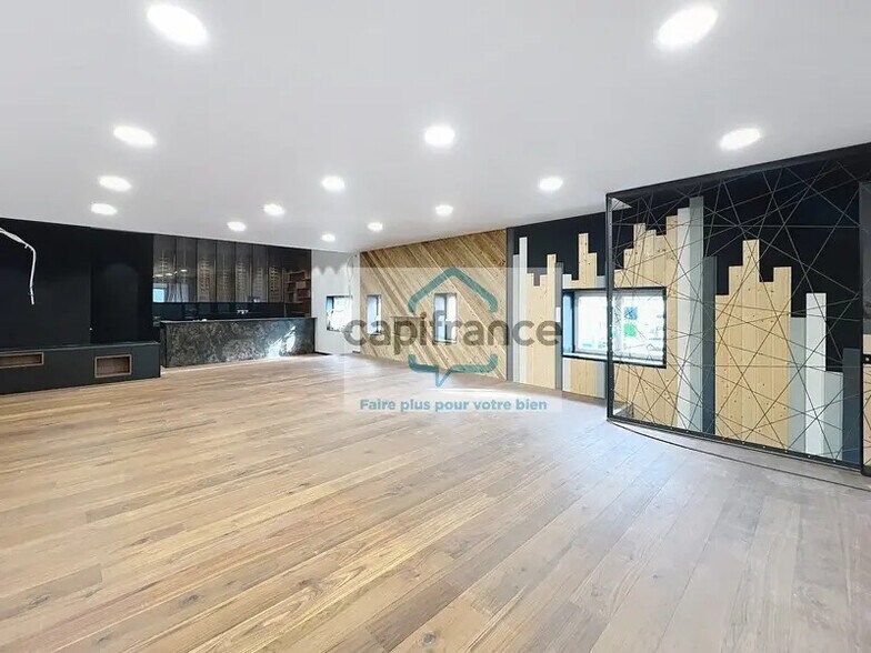 Bureau dans Porte-de-Savoie à louer - Photo de l’immeuble – Image 3 sur 4