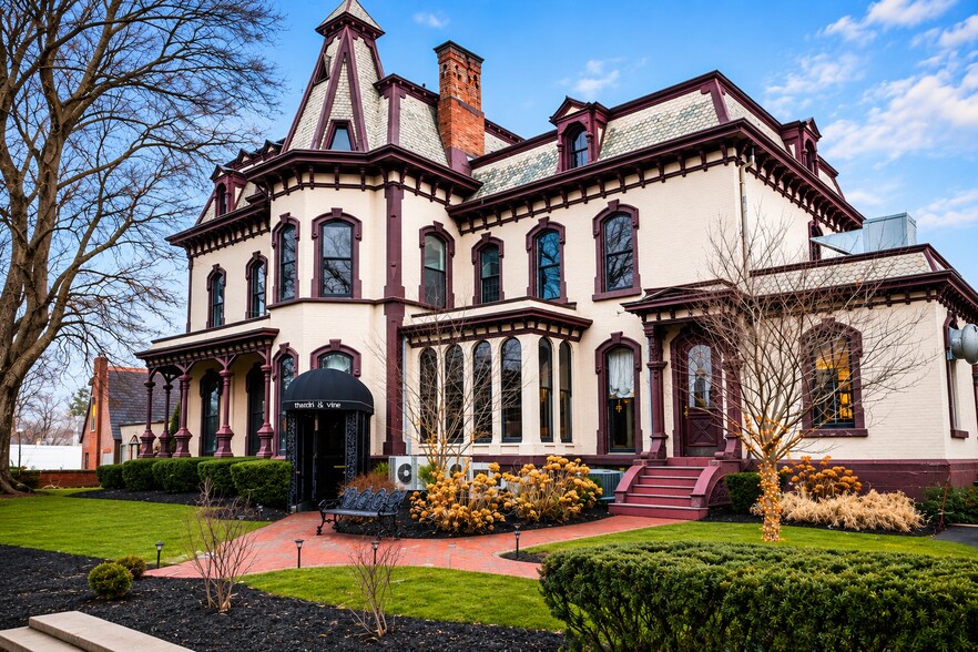 1 E Church St, Fairport, NY à vendre - Photo de l’immeuble – Image 1 sur 56