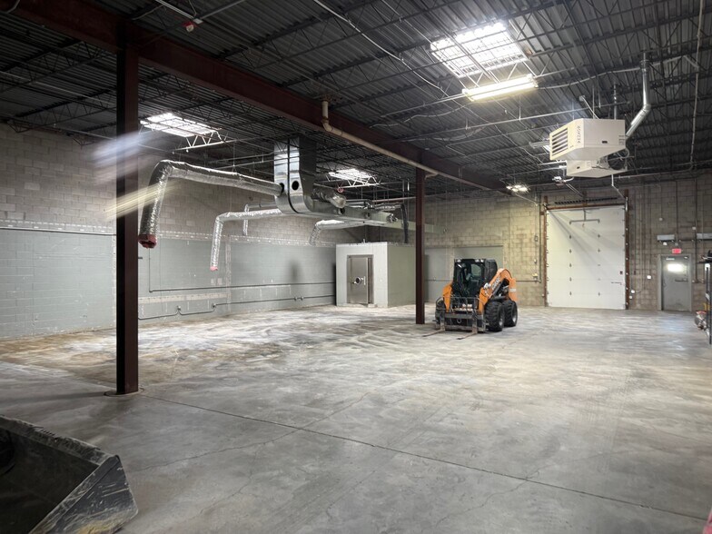 271 Beinoris Dr, Wood Dale, IL à louer - Photo de l’immeuble – Image 2 sur 12