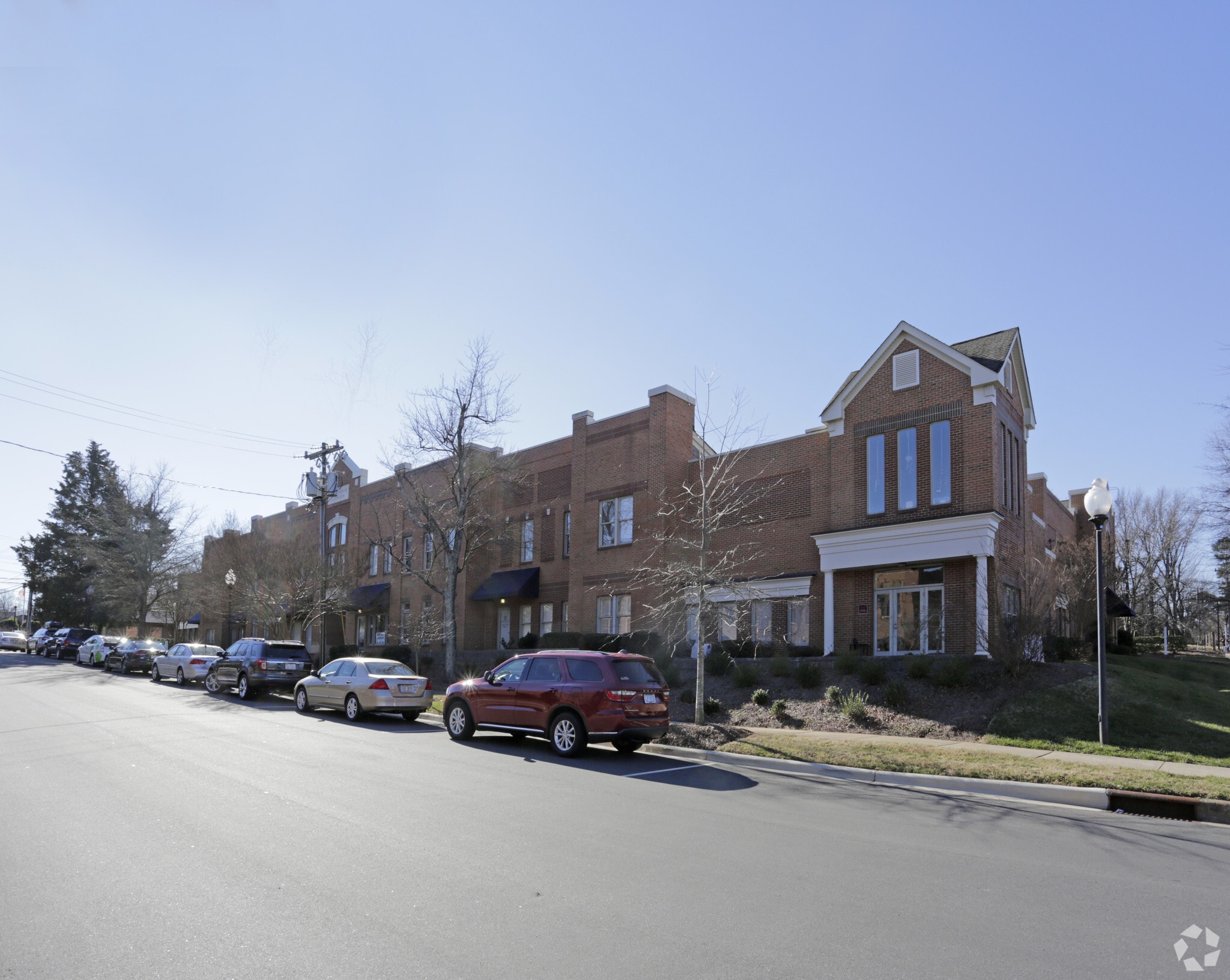 211 W Matthews St, Matthews, NC à louer Photo principale– Image 1 sur 16