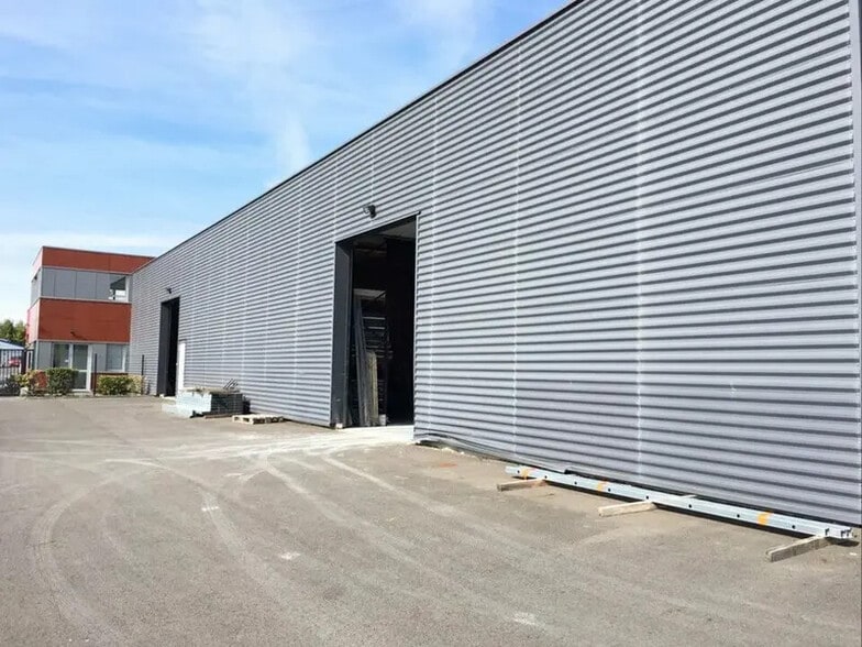 Local d’activités dans Bretteville-sur-Odon à louer - Photo de l’immeuble – Image 1 sur 6