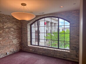 180 Monroe Ave NW, Grand Rapids, MI à louer Photo intérieure– Image 2 sur 3