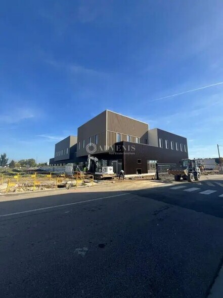 Local d'activités dans Buchelay à vendre - Photo de l’immeuble – Image 1 sur 8