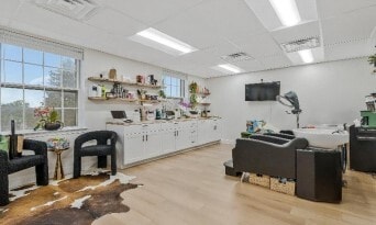 507-519 Maple Ave W, Vienna, VA 22180 - Lot 513 -  - Photo intérieure - Image 1 of 5