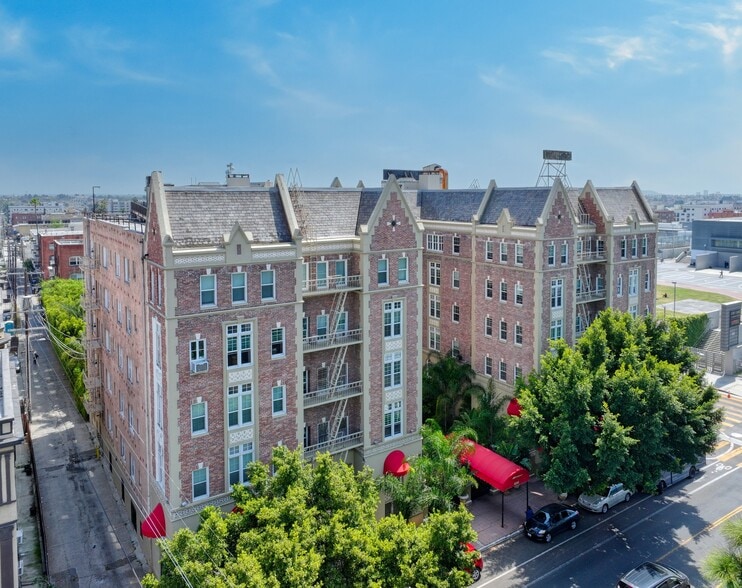 The Windsor Apartments & Adjacent Land portefeuille de 4 biens à vendre sur LoopNet.fr - Photo principale – Image 1 sur 1