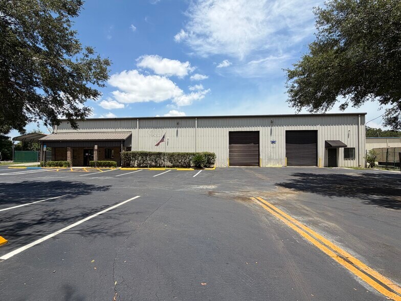 5491 Benchmark Ln, Sanford, FL à vendre - Photo de l’immeuble – Image 2 sur 18