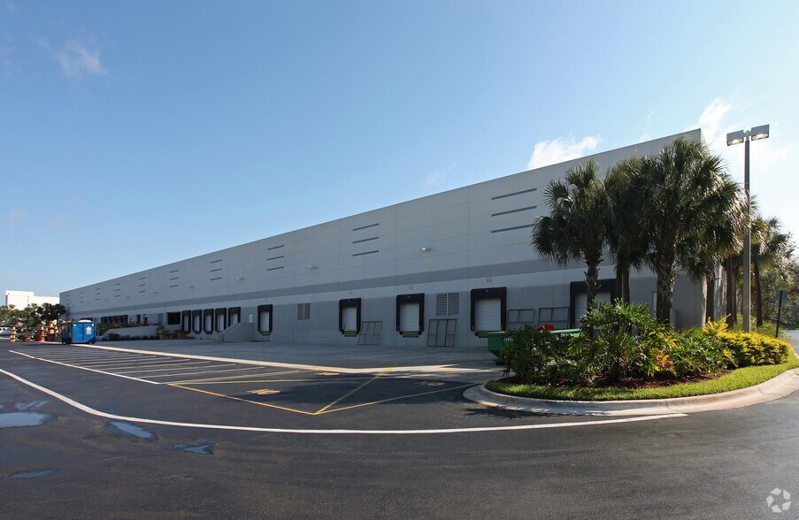 1951 N Commerce Pky, Weston, FL à louer - Photo de l’immeuble – Image 2 sur 4