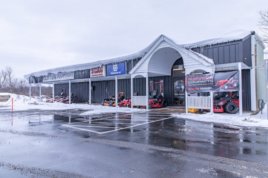 5334 Route 31, Clay, NY à vendre - Photo principale – Image 1 sur 12