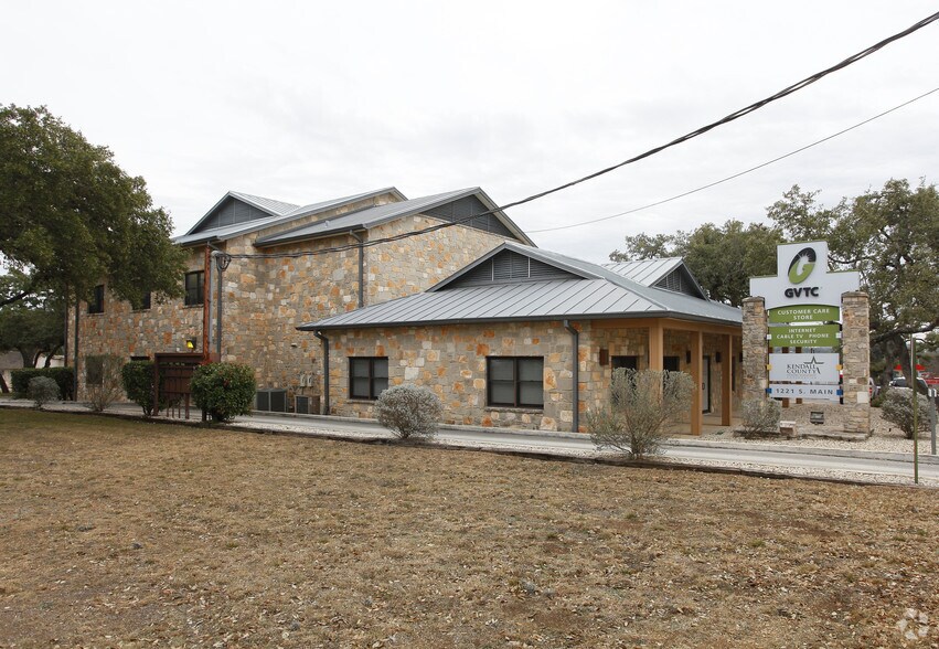 1221 S Main St, Boerne, TX à louer - Photo de l’immeuble – Image 2 sur 10