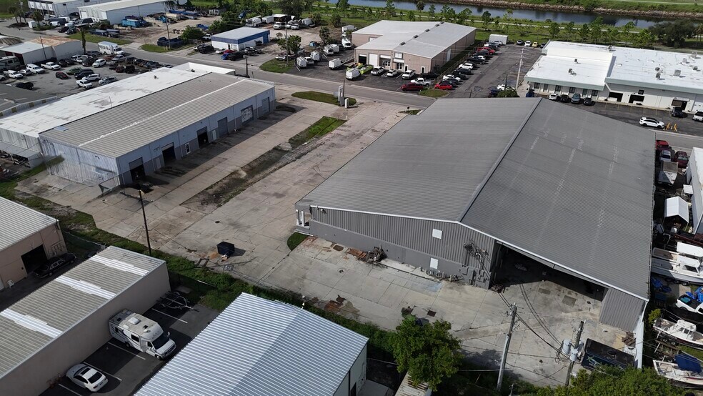 313 Seaboard Ave, Venice, FL à vendre - Photo de l’immeuble – Image 3 sur 19