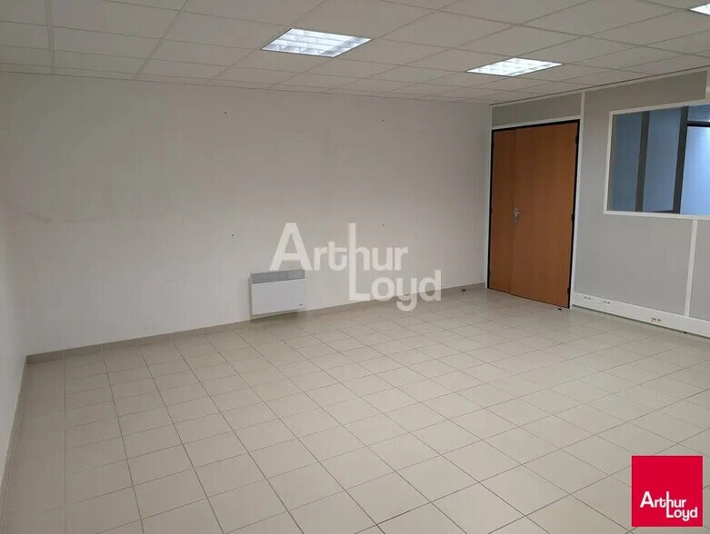 Local d’activités dans Chartres-de-Bretagne à louer - Photo de l’immeuble – Image 3 sur 8